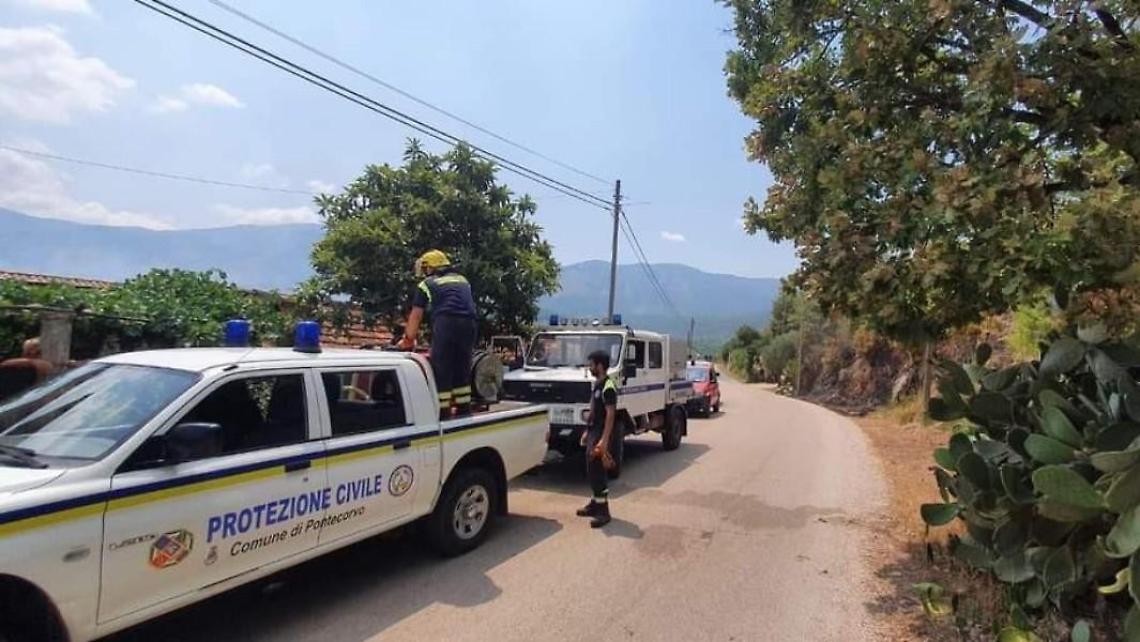 Un vasto incendio distrugge interi uliveti, fiamme fino al Monte Menola