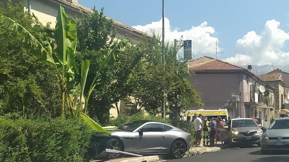 Incidente stradale, scontro tra una Jaguar e una Renault. Soccorsi sul posto
