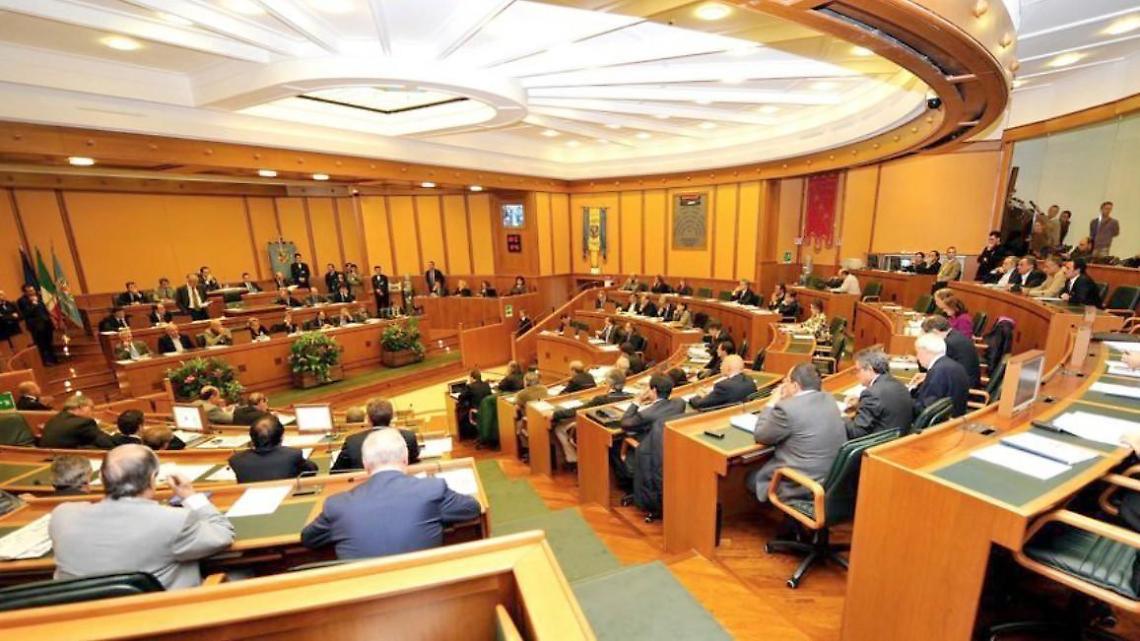 Via libera all'assestamento di bilancio: «Una manovra per rispondere alle emergenze»