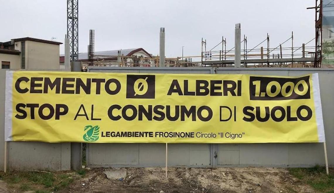 Rapporto Ispra, cementificati dieci campi da calcio: la denuncia di Legambiente