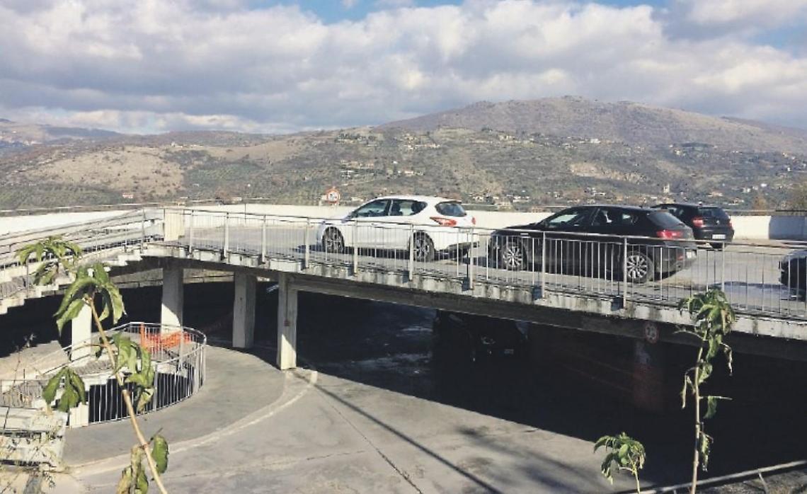 Parcheggio multipiano: buio e poca sicurezza