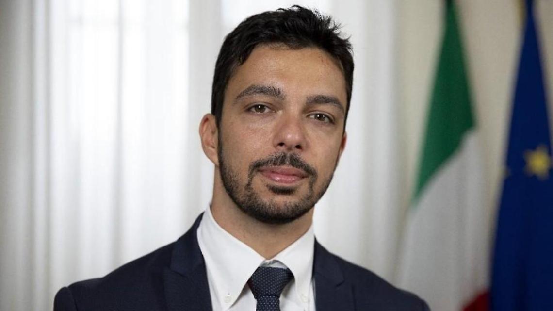 Grillo lo inserisce tra gli zombie, dura replica di Luca Frusone