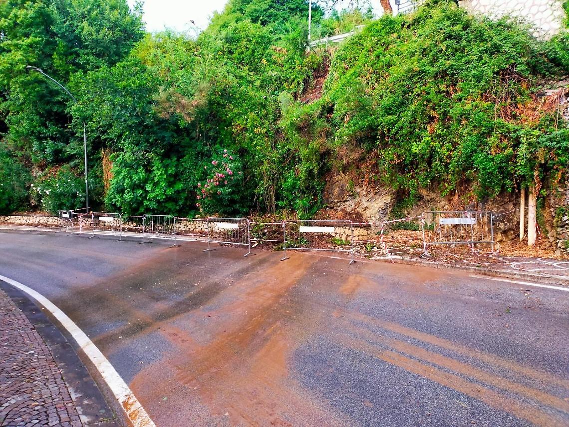 Il maltempo provoca uno smottamento. Disagi in via Diaz