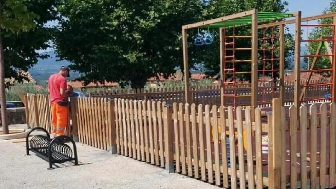 Raid vandalico, l'area giochi San Tommaso restituita ai bambini