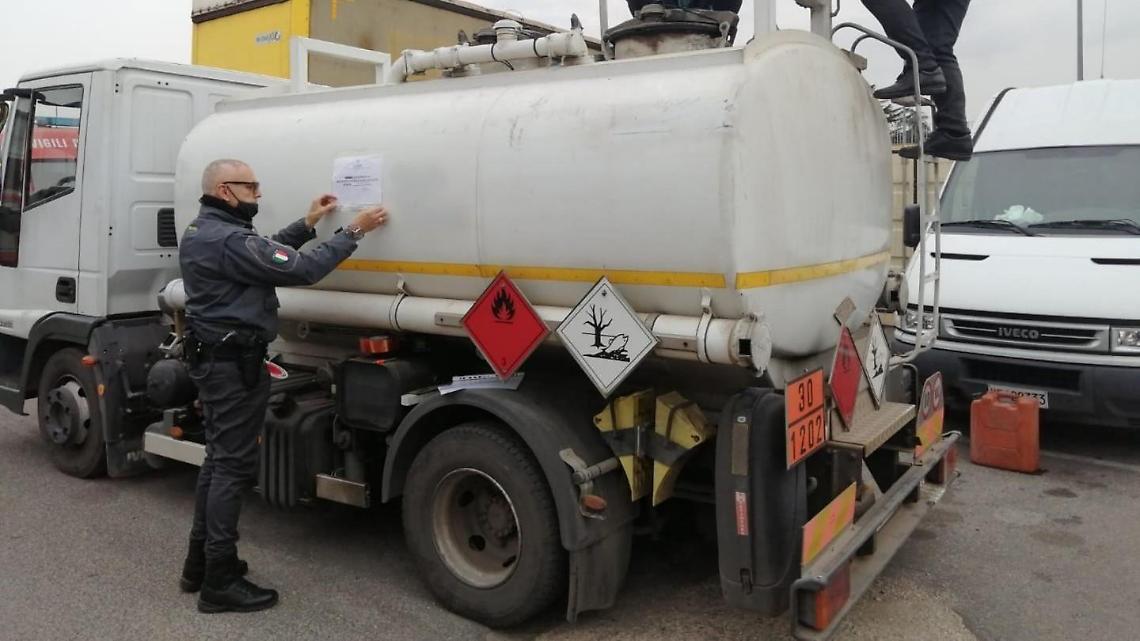 Traffico illecito di olio lubrificante. Sequestri in Ciociaria