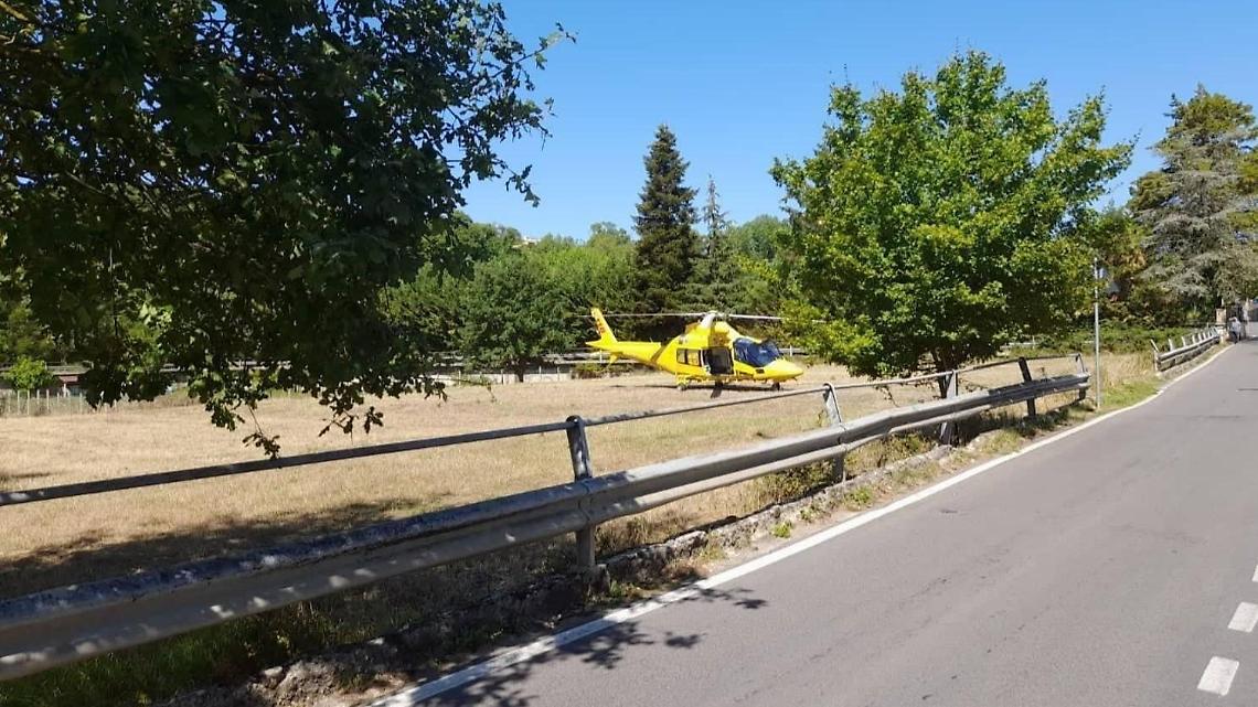 Cade da una scala in casa, ferito gravemente un anziano