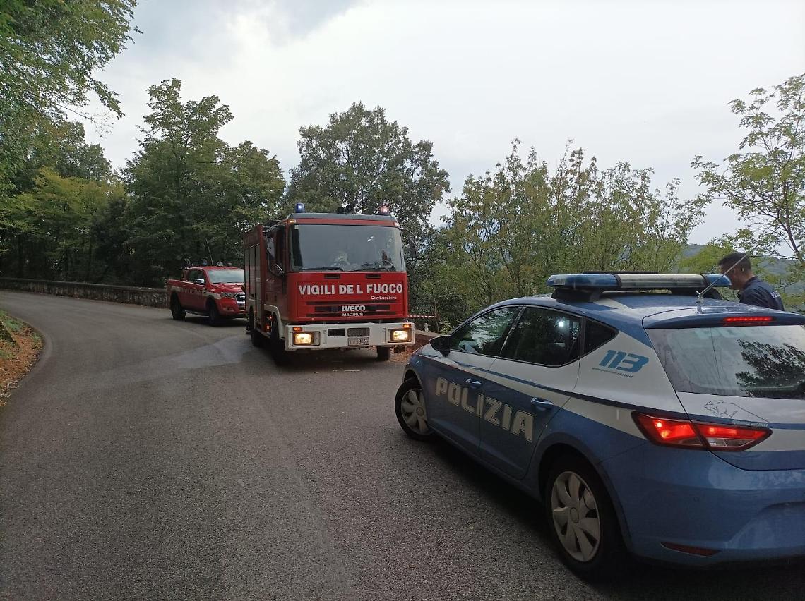 Finisce con l'auto in un burrone. Soccorsi sul posto: il video