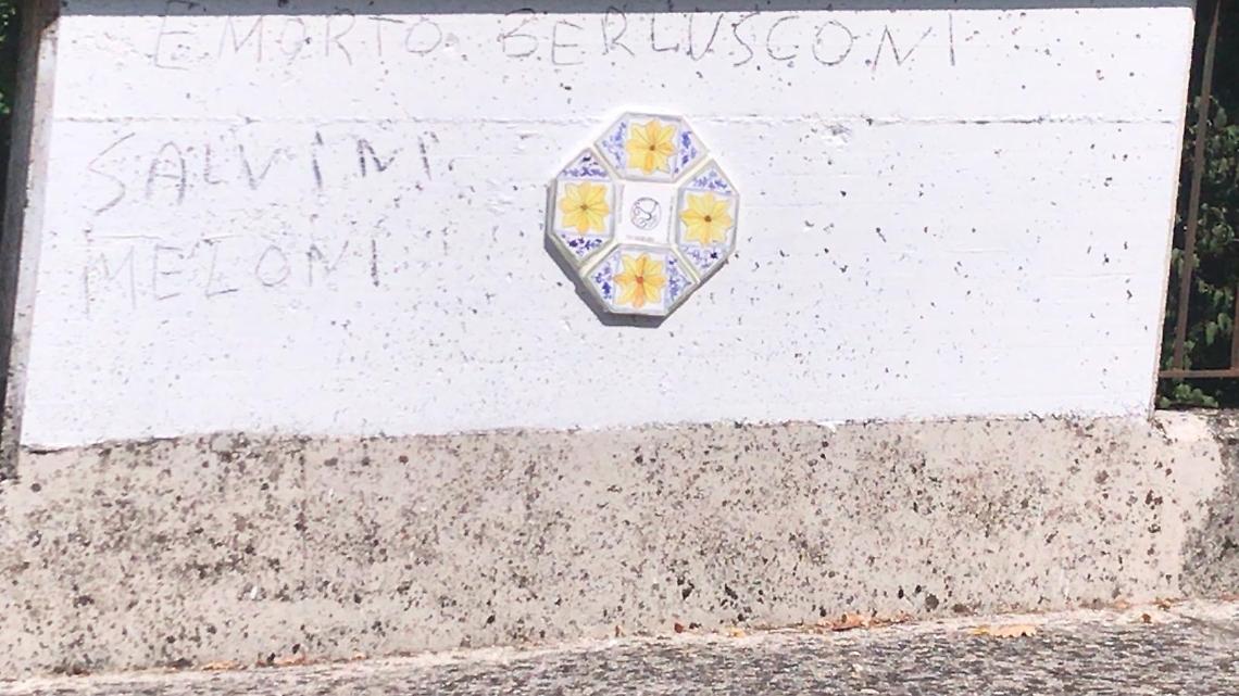 Atto vandalico in centro. Riggiole prese di mira. Tre pannelli danneggiati
