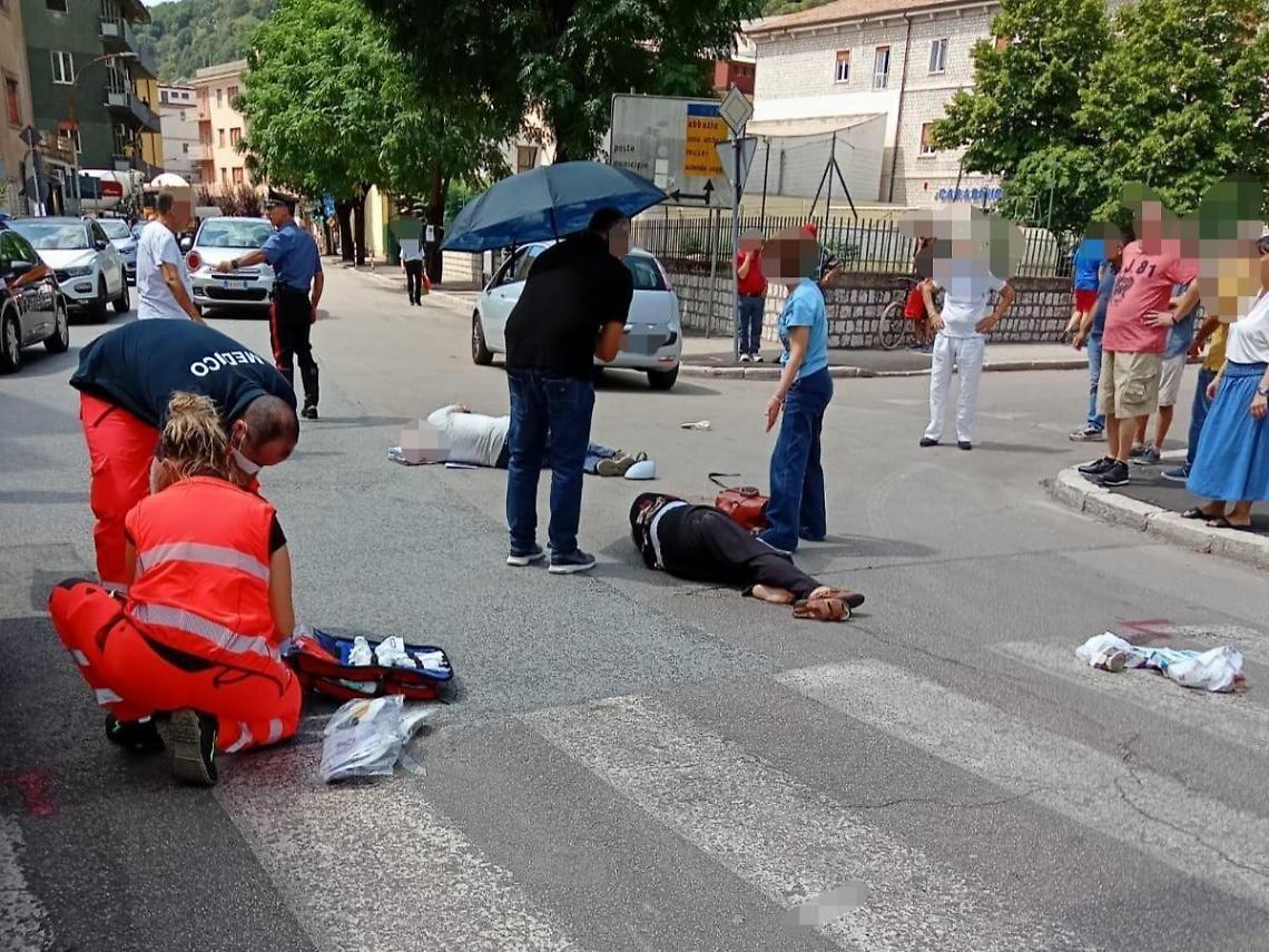 Coppia investita mentre attraversa la strada. La donna trasportata a Roma in elicottero