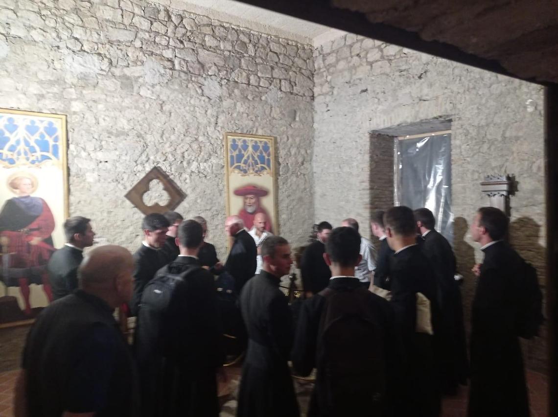 Visita dei seminaristi al castello. Esplode la polemica