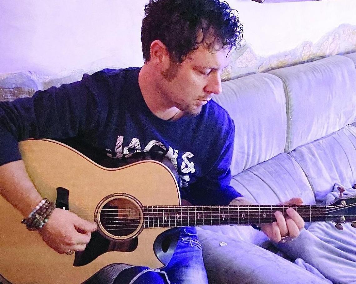 Marco Colavecchio racconta l'amore a distanza in musica