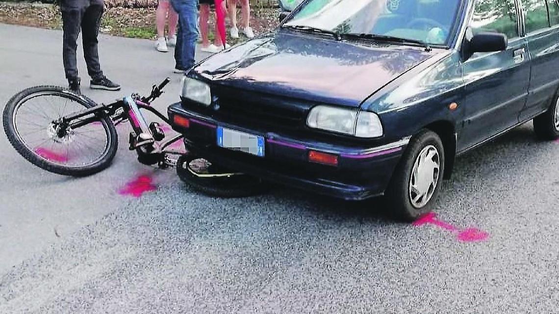 Investe e ferisce un ciclista: sessantaseienne positivo all'alcol test
