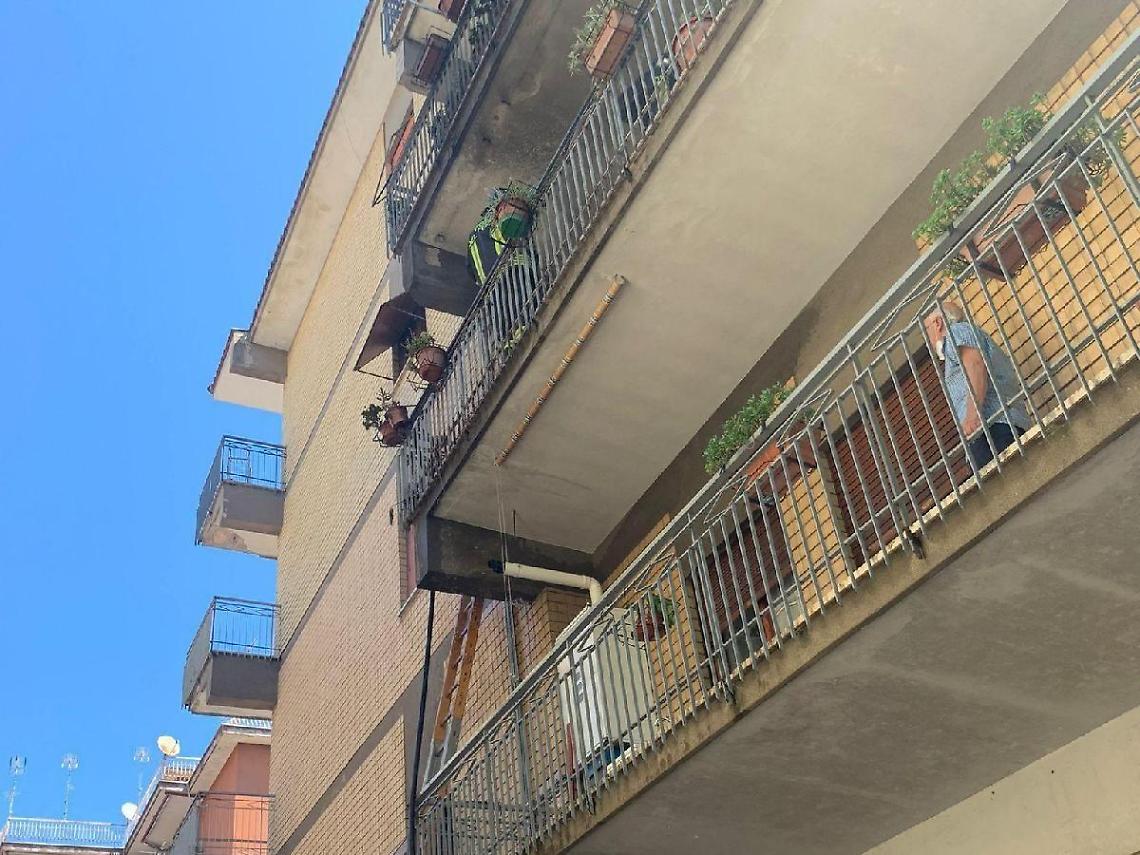 Appartamento in fiamme per un cortocircuito. Fiamme alte, fumo e paura in centro