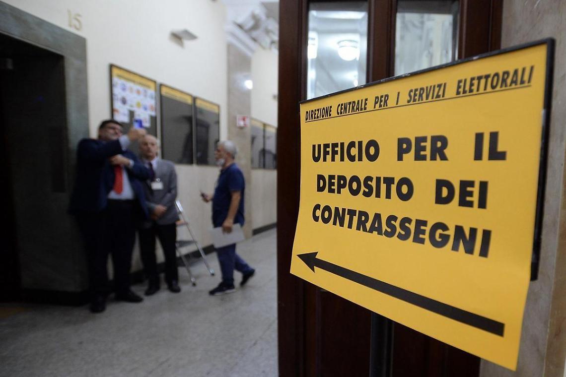 Politiche, depositati i simboli: la carica dei centouno. Ma in settanta passano l'esame