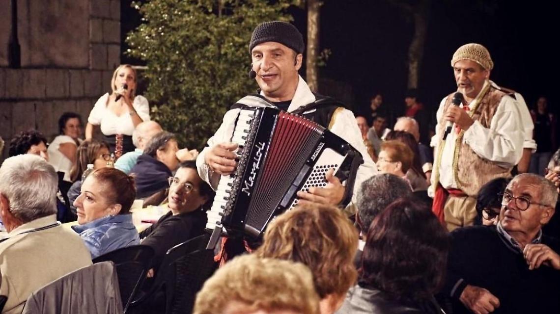 Una cena sotto le stelle per gli anziani del paese: l'iniziativa