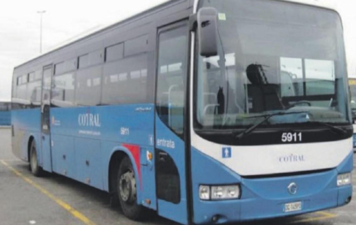 Calci e pugni all'autista dell'autobus. Rintracciato e denunciato
