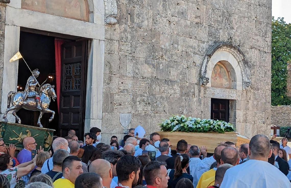 ieri l'ultimo abbraccio della città a don Luigi Di Stefano
