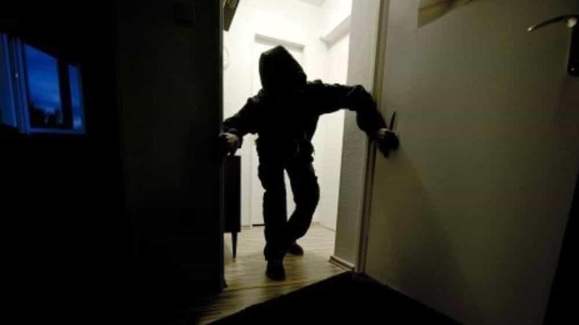 Ladri svaligiano una casa in pieno giorno. Caccia aperta alla banda