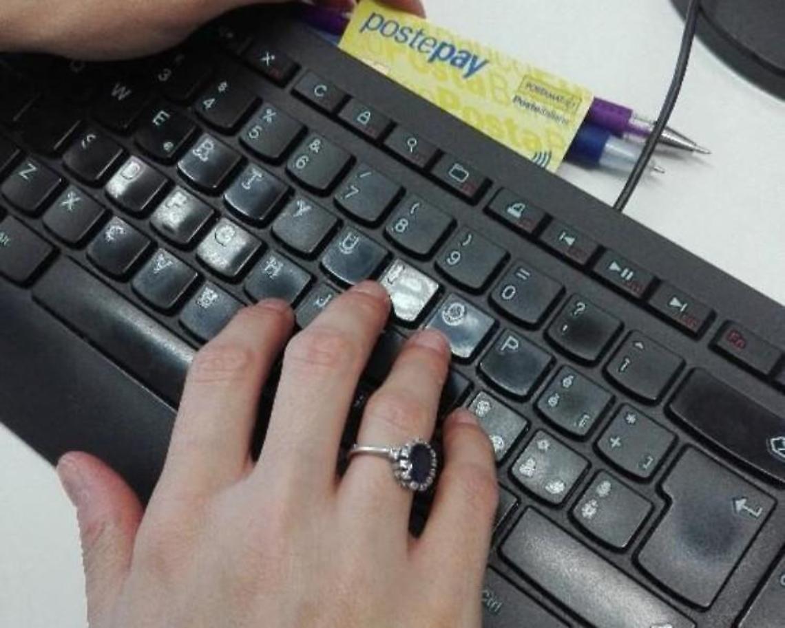 Mette in vendita una borsa in pelle ma viene truffata due volte