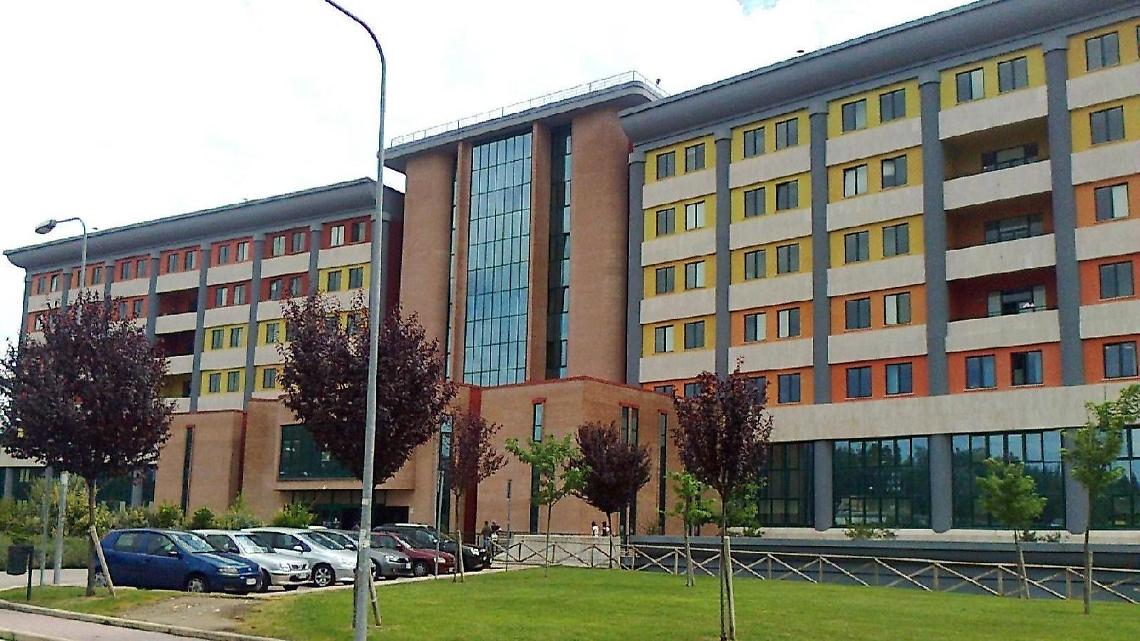 Aggressione al "Casermone", pestato a sangue un sessantatreenne. È gravissimo