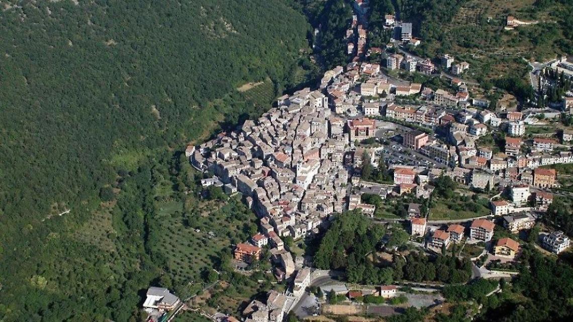 I giardini sono sporchi, scatta la protesta dei genitori