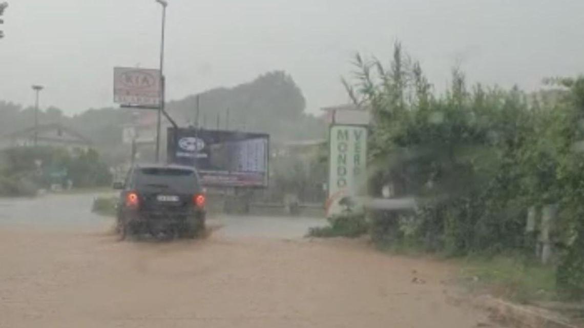 Maltempo, per le strade bomba d'acqua e diversi allagamenti