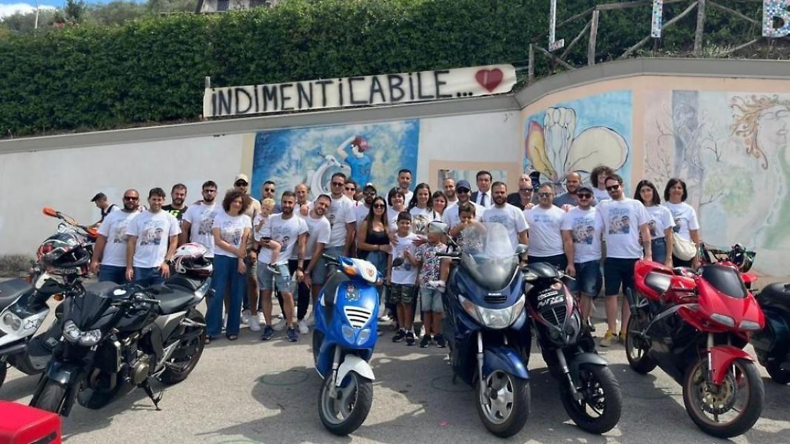 Striscioni, palloncini e tante moto per ricordare Matteo Onorati