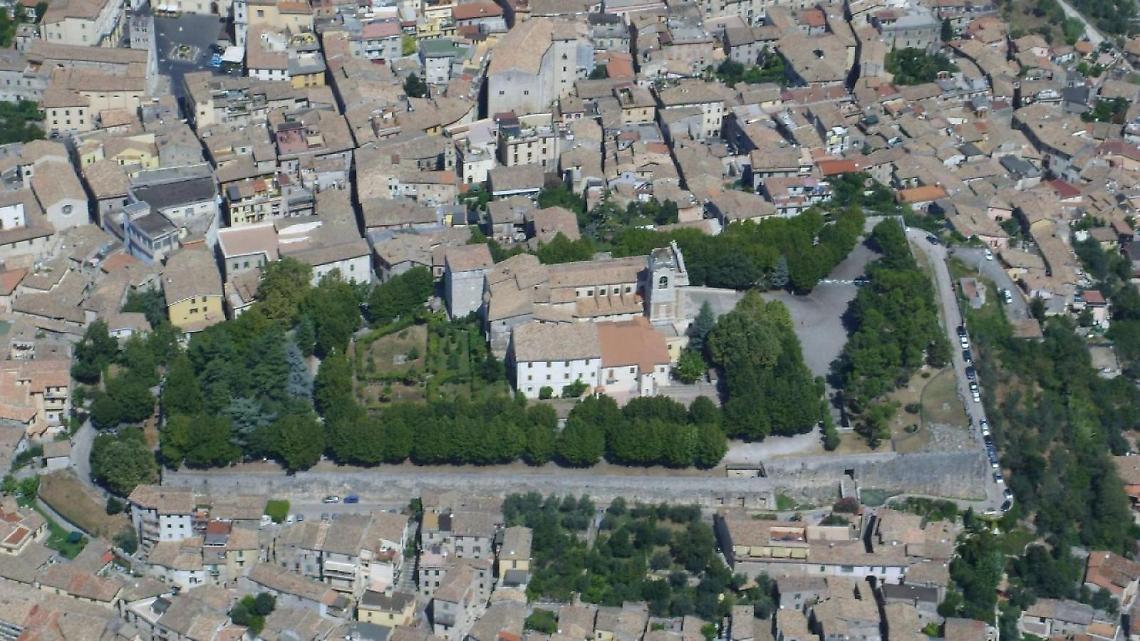 Giovane semina il panico in tre locali: fermato un venticinquenne