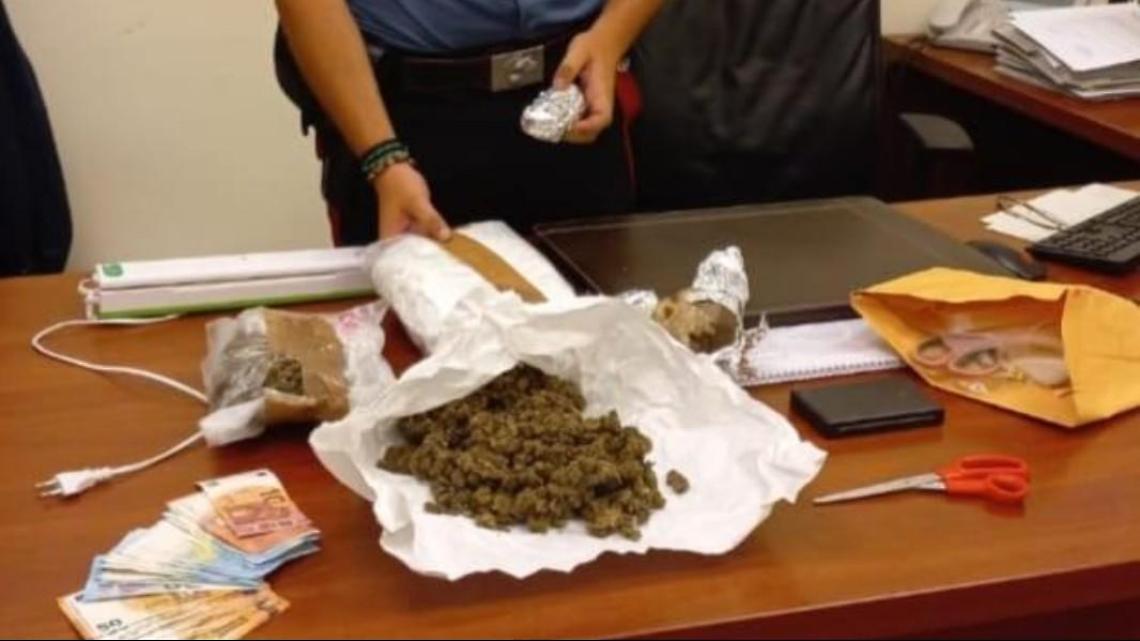 In casa con hashish e di marijuana: arrestata una coppia di giovani