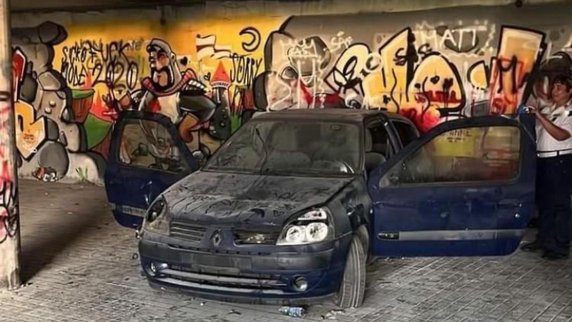 Danneggiano un'auto nel parcheggio e una scuola rubando l'estintore
