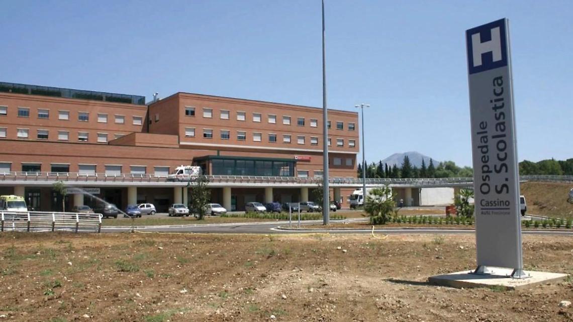 Un paziente dà in escandescenza e colpisce anche gli operatori