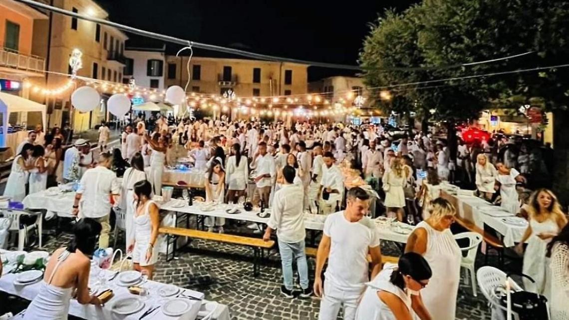 Terza edizione della “Cena in Bianco”, piazza affollata con eleganza