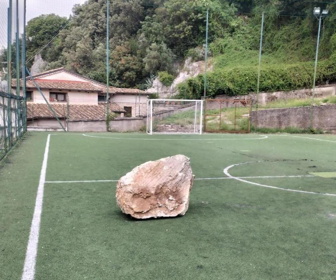 Masso caduto, effettuato il sopralluogo sul versante che sovrasta la curia