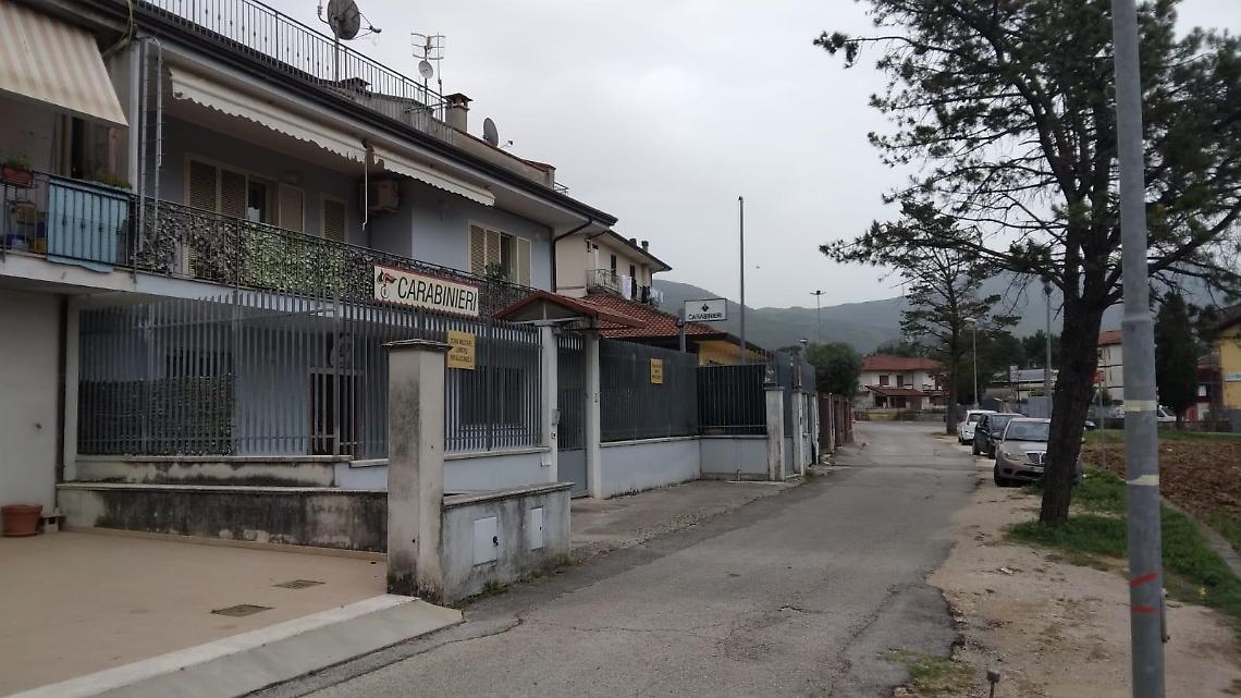 Piante di marijuana in casa. Giovane finisce in manette