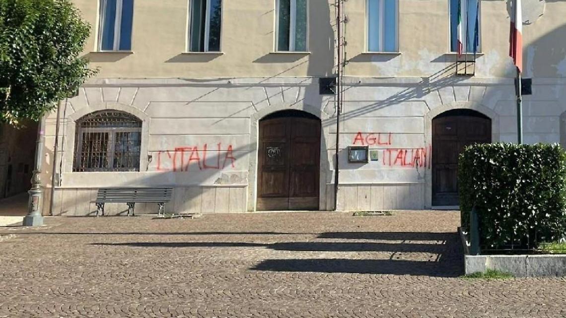 Scritte razziste sui muri. «Disgustati. Questo paese è ospitale»