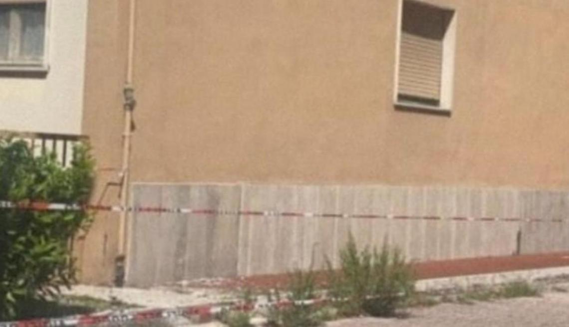 Cornicioni pericolanti dalle palazzine Ater: pericoli e disagi