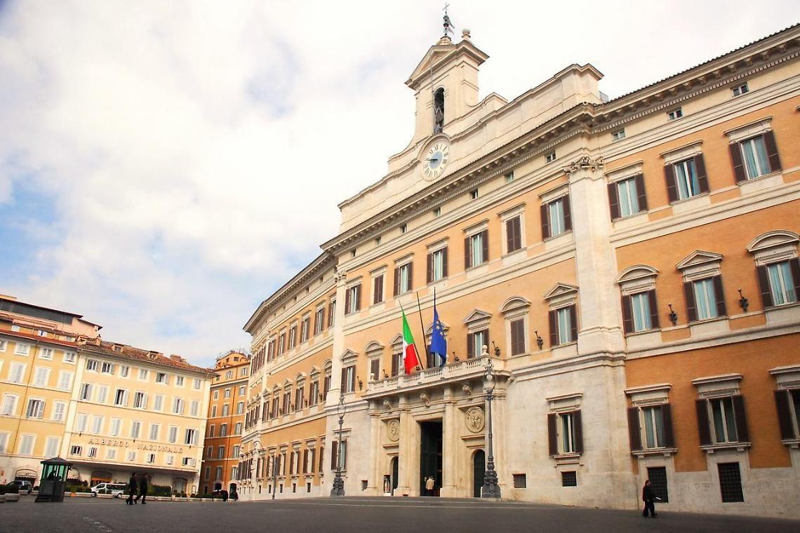 A colpi di sondaggio. Il centrodestra resta sempre avanti
