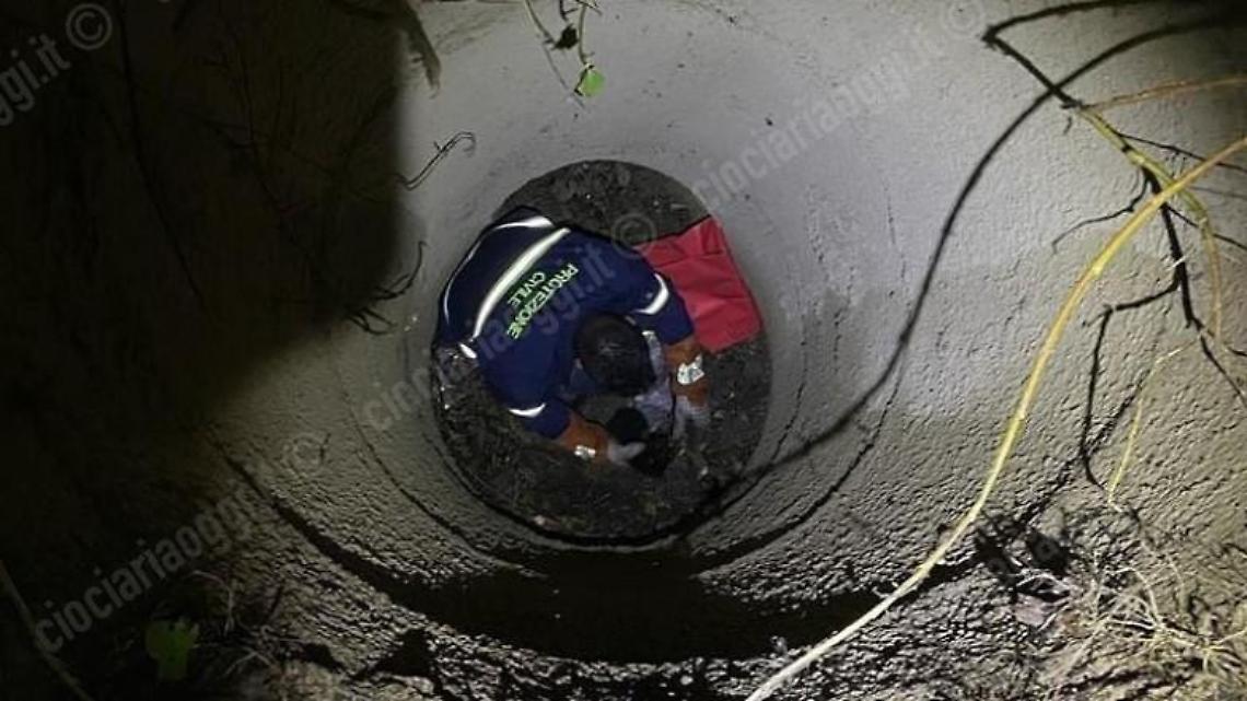 Gattino finisce nel pozzo di un acquedotto: il salvataggio