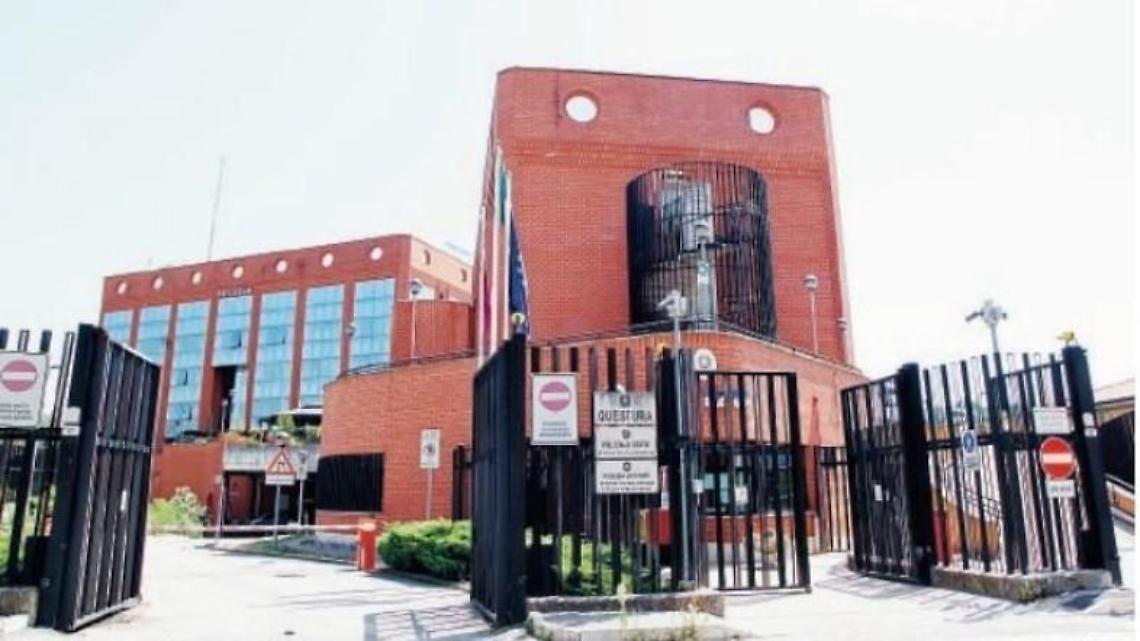 Furto al bar, nascondono la cassa sotto la maglia. Fermati due uomini