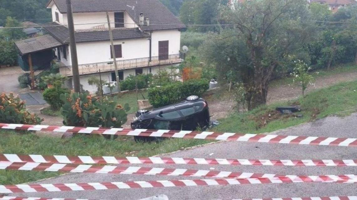 Asfalto rovinato e niente guard-rail. Ragazza finisce con l'auto in una scarpata