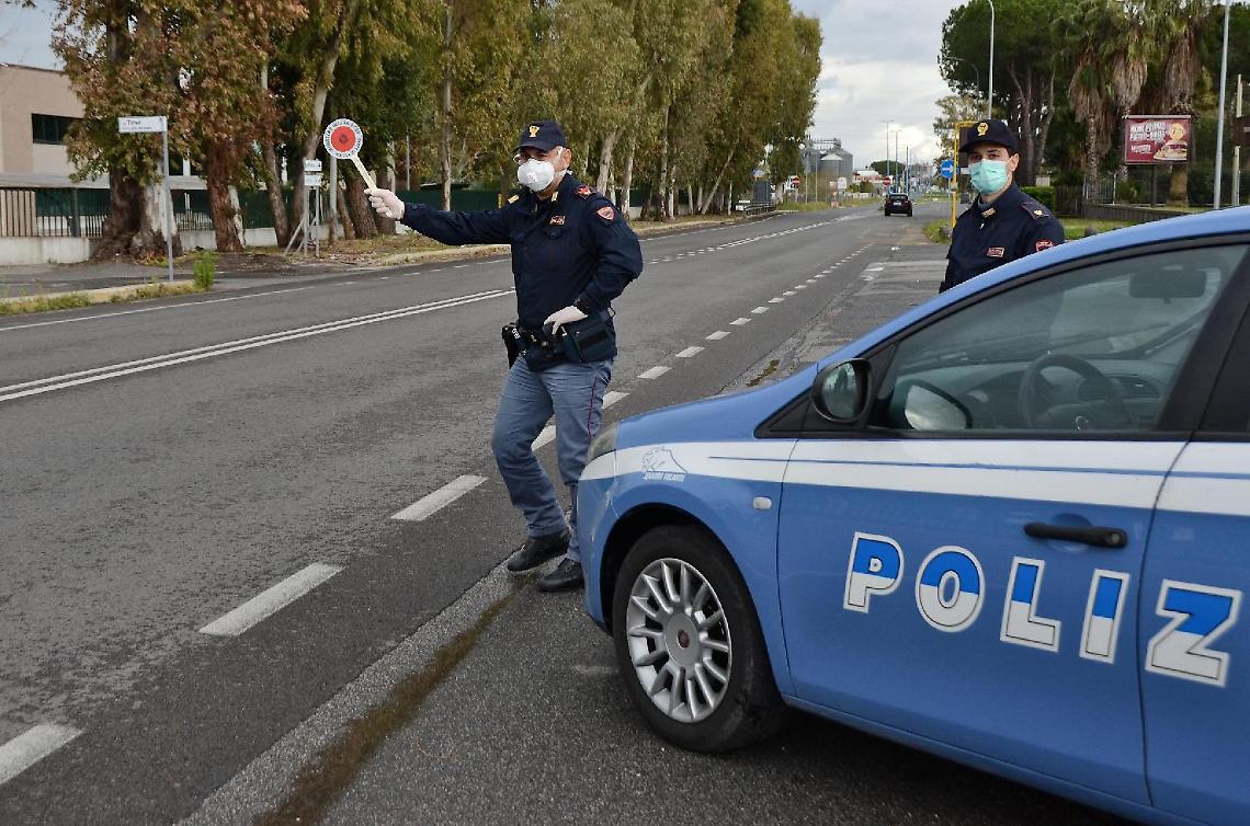 Non si ferma all'alt e sperona l'auto della polizia. Nuovo inseguimento, arresto bis