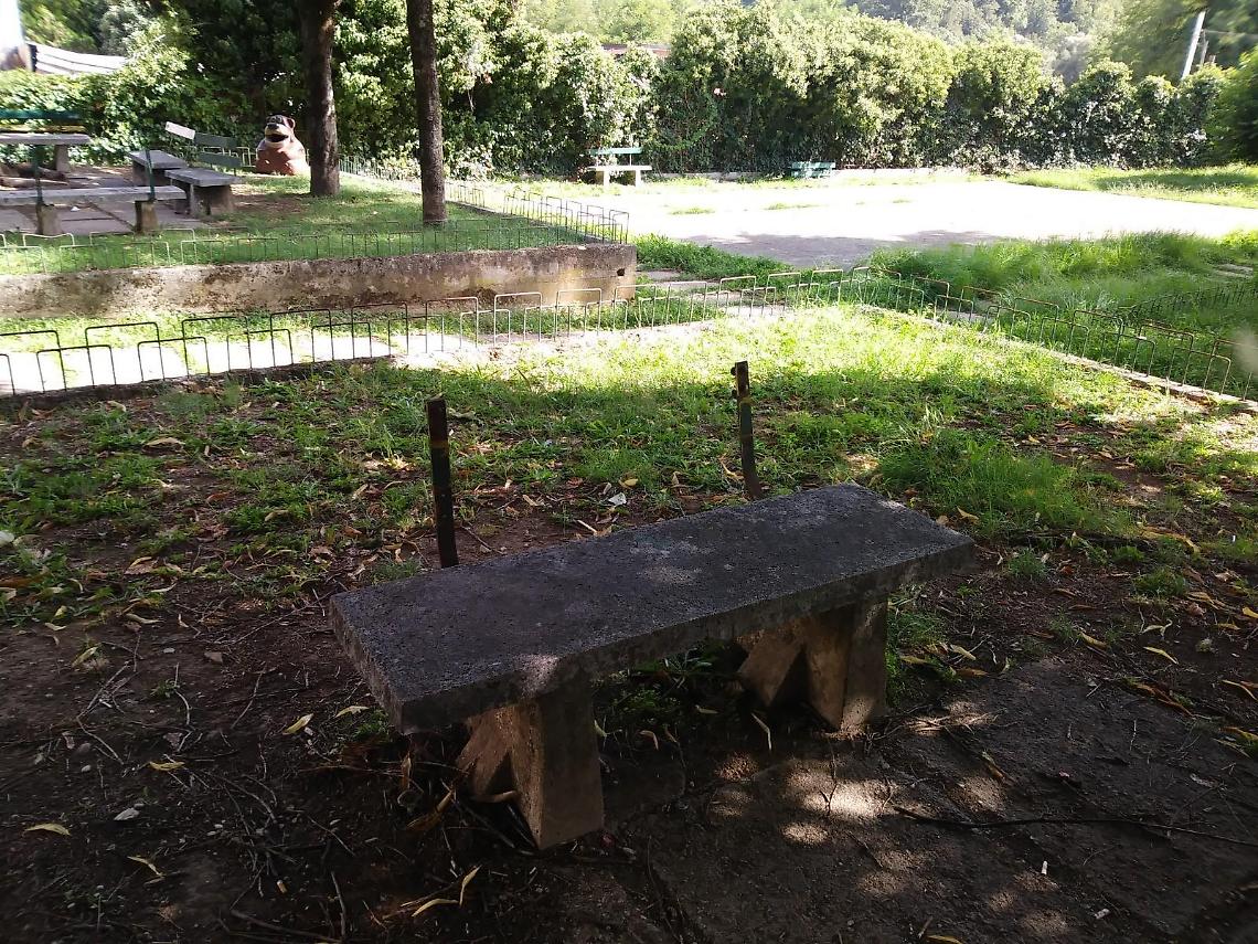 Degrado e abbandono ai giardini di viale Mazzini tra erba alta e panchine rotte