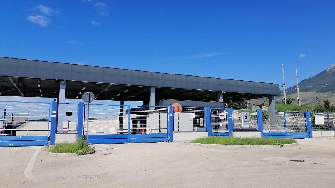 Incidente in fabbrica, operaia si ferisce a una spalla