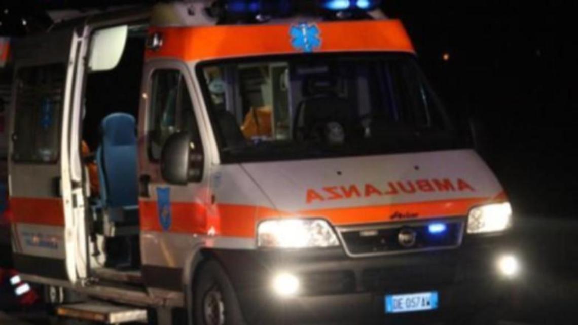 Volano dal balcone al culmine di una lite. Marito e moglie in ospedale