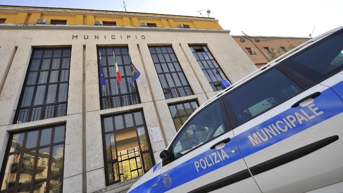 Vigili urbani sotto organico, scatta la polemica. Caos in pieno centro