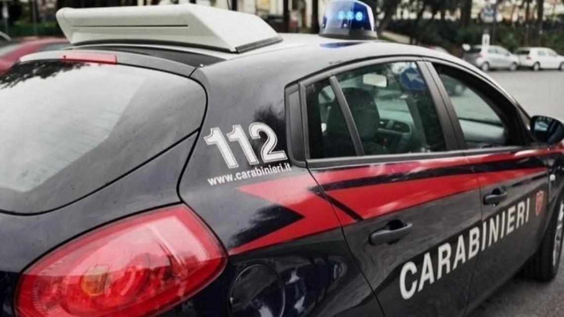Dà fuoco a un'auto per vendetta. Ma sbaglia veicolo e incendia quello di un carabiniere