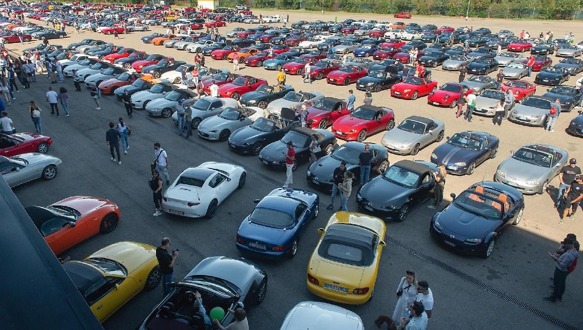 MX-5: 707 vetture per un raduno da guinness dei primati
