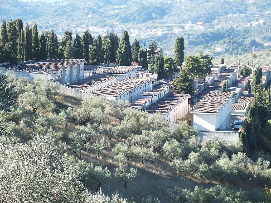 Ancora ladri in azione al cimitero. Furti anche nelle auto