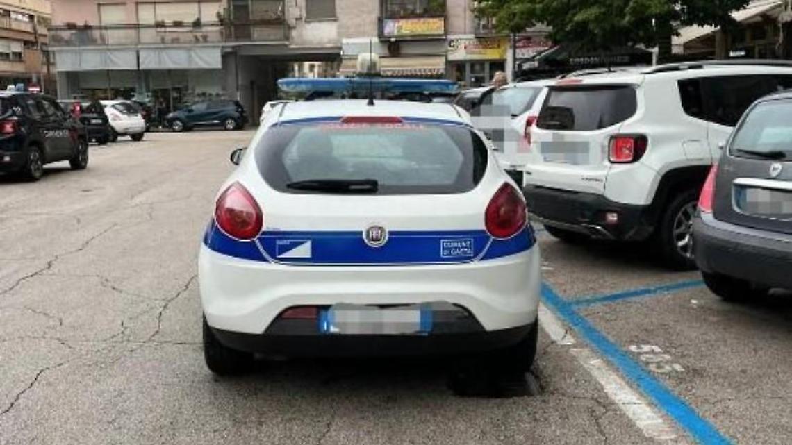 Sosta selvaggia: multata pure l'auto della municipale