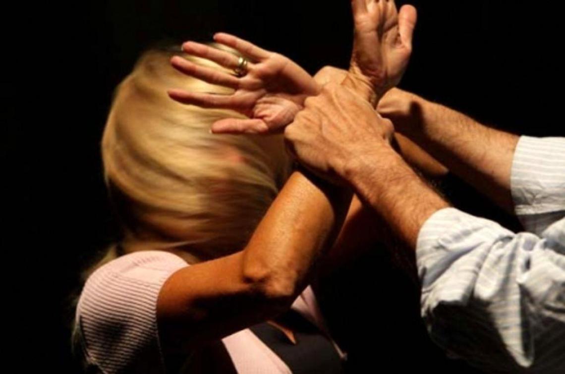 Scenata di gelosia nei confronti della compagna: finisce dal gip